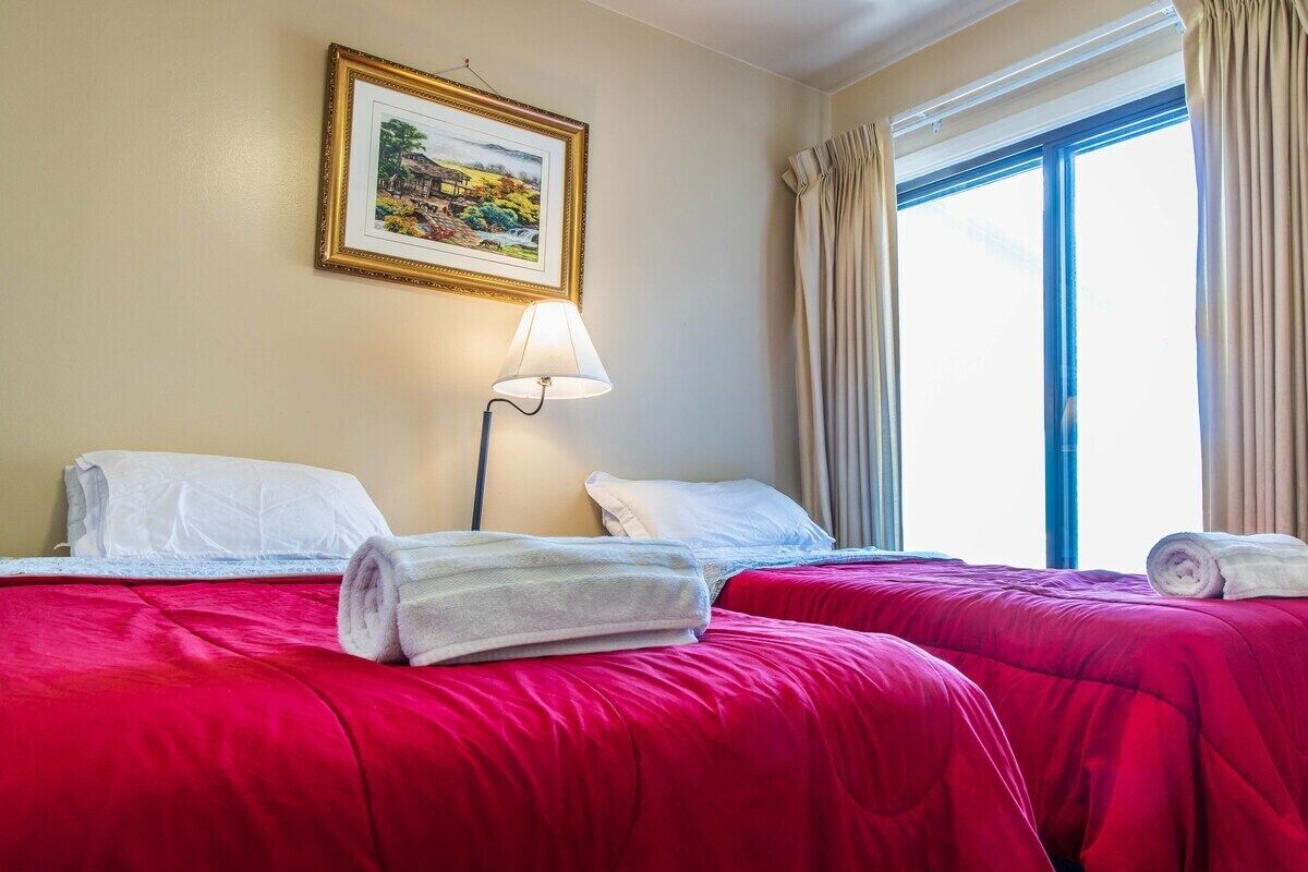 Apartemen (Large 2 Bed w/ Room For 8) | 2 kamar tidur, meja kerja, dan Wi-Fi gratis