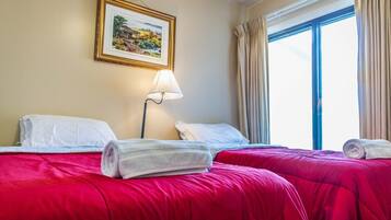 Apartemen (Large 2 Bed w/ Room For 8) | 2 kamar tidur, meja kerja, dan Wi-Fi gratis