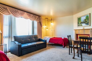 Apartment (Large 2 Bed w/ Room For 8) | 2 Schlafzimmer, Schreibtisch, kostenloses WLAN