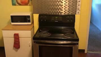 Fridge, microwave, stovetop, dishwasher