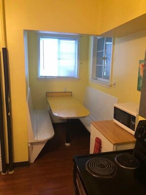 Kühlschrank, Mikrowelle, Herdplatte, Geschirrspüler