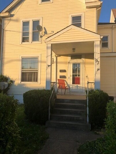 Simple, Cozy 2-bedroom in Wheeling