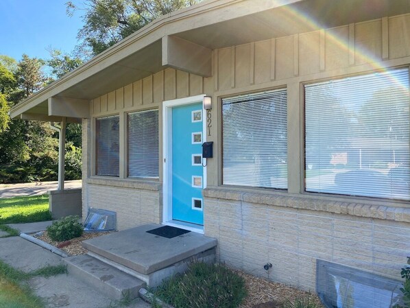 Hus (Brand New 2BR Home in Salina) | Udendørsområde