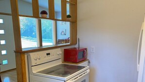 Casa (Brand New 2BR Home in Salina) | Cozinha privada | Cafeteira/chaleira, geladeira, micro-ondas