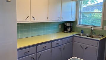 Nhà (Brand New 2BR Home in Salina) | Bếp riêng | Tủ lạnh, lò vi sóng, dụng cụ pha cà phê/trà
