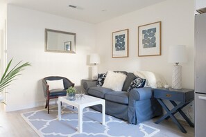 Living room - Bright 1BR - Close to GG Park - Shared Backyard (San Francisco)