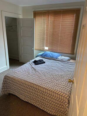 4 bedrooms, desk, WiFi