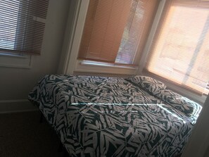 4 bedrooms, desk, WiFi