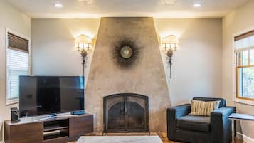 House (Stunning Rose Garden - San Jose Two B) | Ruang tamu | TV