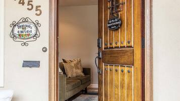 House (Stunning Rose Garden - San Jose Two B) | 2 bilik tidur, meja, katil bayi/kot, Wi-fi percuma