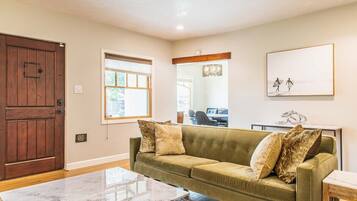 House (Stunning Rose Garden - San Jose Two B) | Ruang tamu | TV