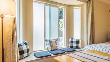 House | Desk, free WiFi