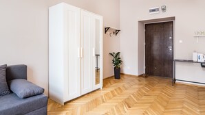Iron/ironing board (on request), WiFi (free), bed sheets - Apartamenty Centrum Jasmine (Kraków)