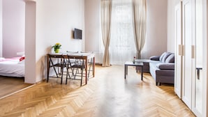 Iron/ironing board (on request), WiFi (free), bed sheets - Apartamenty Centrum Jasmine (Kraków)