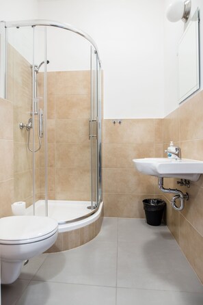 Apartemen, 1 kamar tidur | Kamar mandi | Shower, pengering rambut, handuk, dan sabun