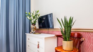 Iron/ironing board (on request), WiFi (free), bed sheets - Apartamenty Centrum Jasmine (Kraków)
