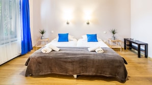 Iron/ironing board (on request), WiFi (free), bed sheets - Apartamenty Centrum Jasmine (Kraków)