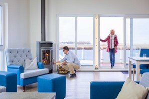 Een televisie en een open haard