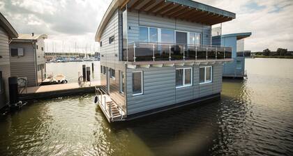 09. floating houses (140 m²) Wotan - Floating house no. 12 Wotan with fireplace and