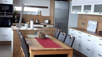 JÀÀkaappi, mikroaaltouuni, uuni, astianpesukone