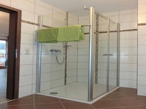 Doppelzimmer (im Nebengebäude) | Bathroom | Shower, towels - Zum Kramerwirt (Haibach)