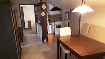 Kondominium, balkon | Makan di kamar