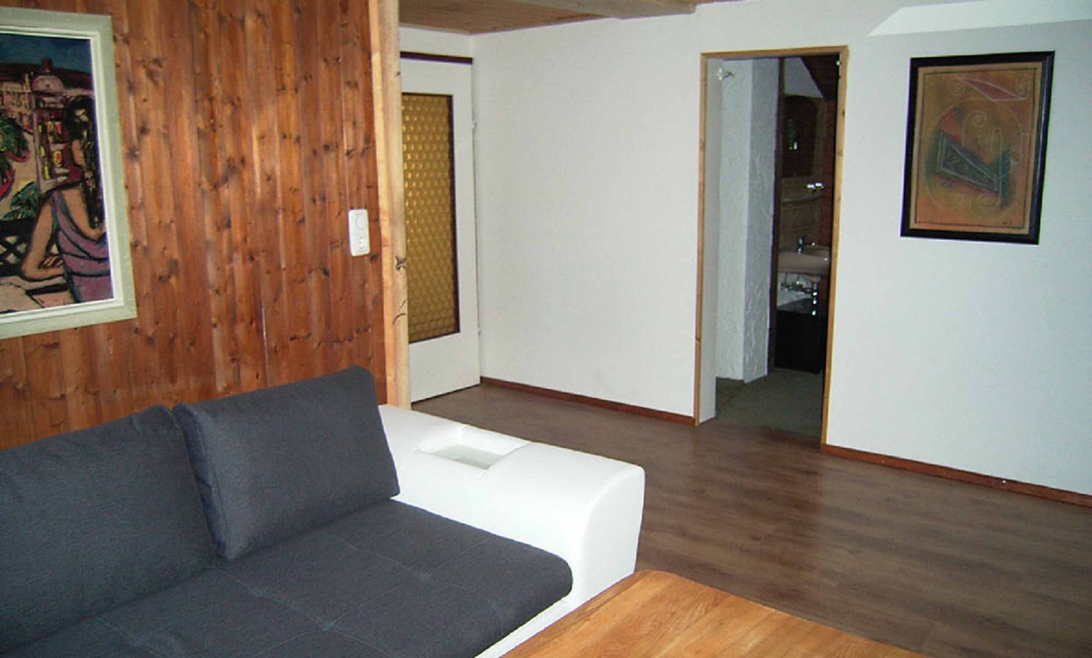 Condo, vista al jardín | Área de sala de estar