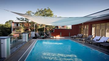 Innenpool, Außenpool, Sonnenschirme, Liegestühle