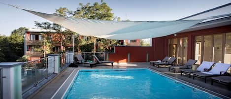 Piscine couverte, piscine extérieure, parasols de plage, chaises longues