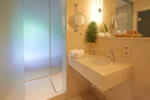 Classic Double Room | Bathroom | Hair dryer, bathrobes, slippers, towels - Bio Thermalhotel Falkenhof (Bad Fuessing)