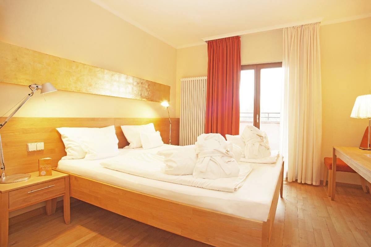 Phòng Suite, sân hiên, tòa nhà phụ | Minibar, bàn, truy cập Internet không dây miễn phí, bộ trải giường