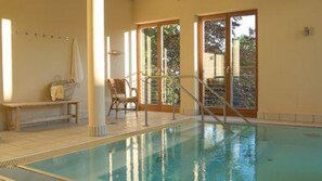 Piscina coberta, piscina a l'aire lliure, para-sols i gandules 