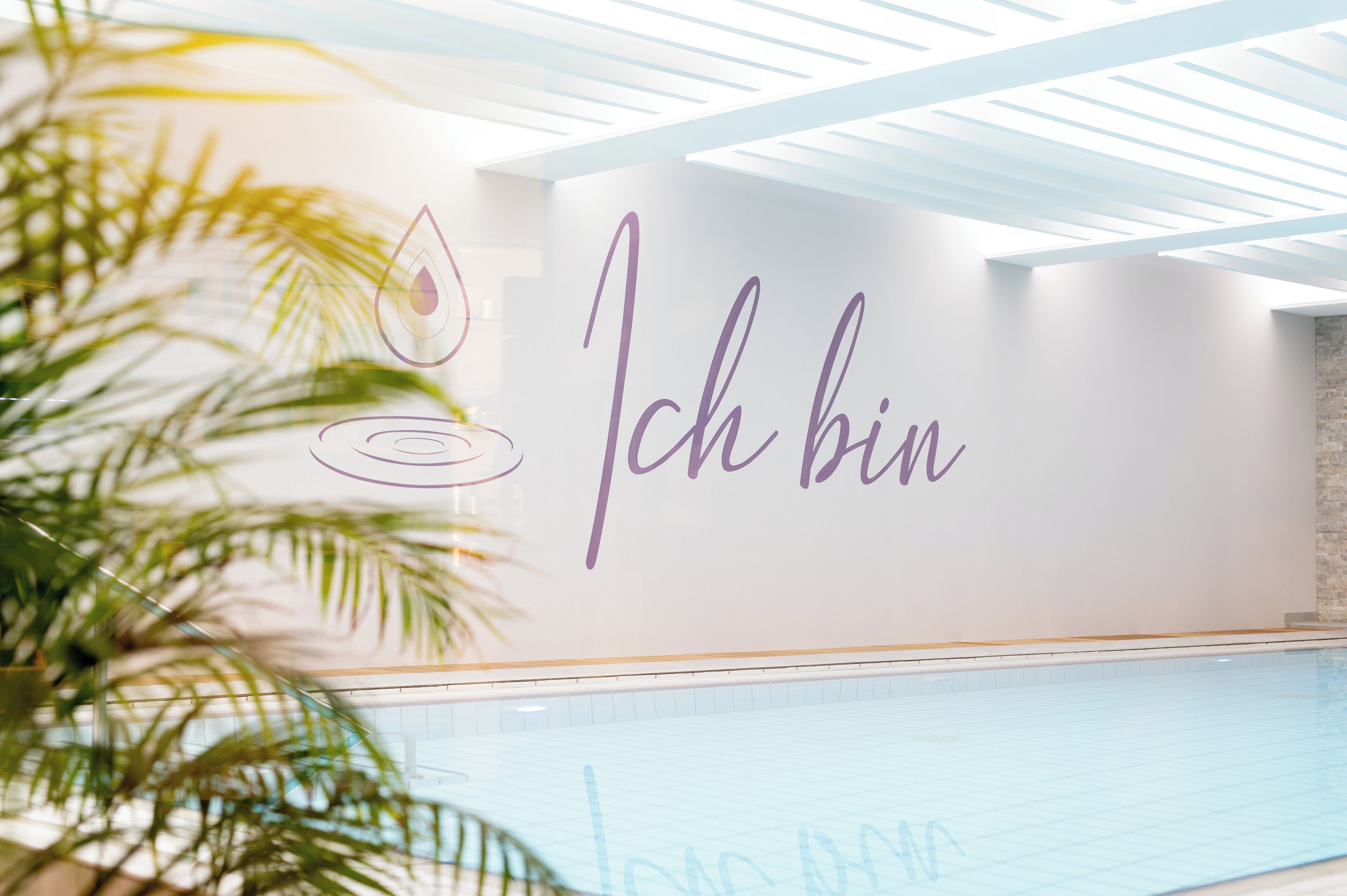 Innenpool, Außenpool, Sonnenschirme, Liegestühle