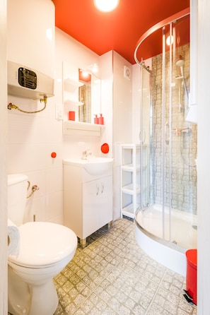 Economy Studio Suite | Bathroom | Shower, towels, soap, toilet paper - Solna Atelier (Kraków)