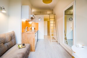 Economy-Studiosuite | Wohnbereich | 42-Zoll-Smart-TV mit Digitalempfang, Fernseher