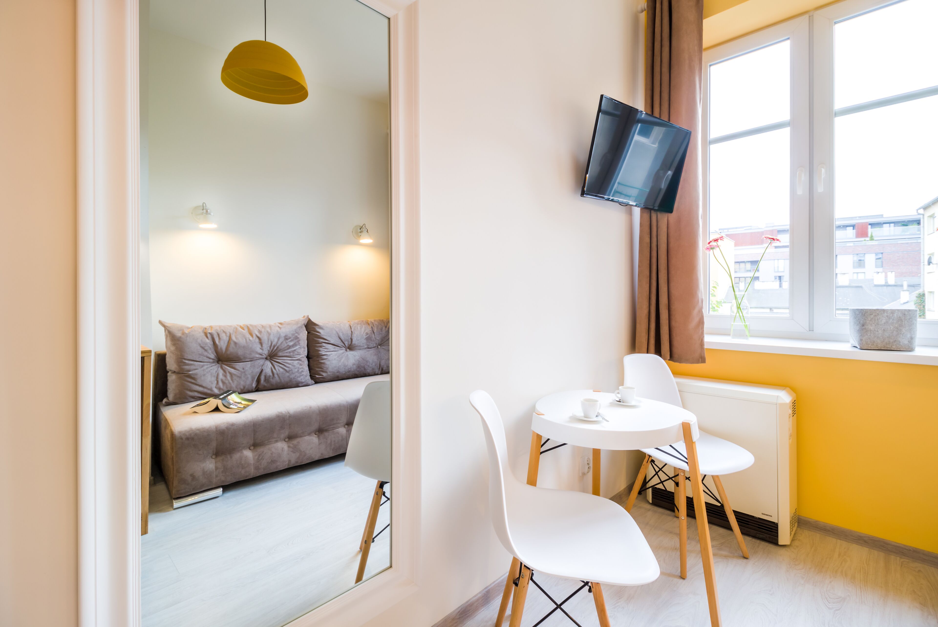 이코노미 스튜디오 스위트 | 거실 공간 | 디지털 채널 시청이 가능한 42인치 스마트 TV, TV