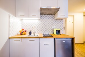 Economy Studio Suite | Private kitchen | Fridge, stovetop, coffee/tea maker, electric kettle - Solna Atelier (Kraków)