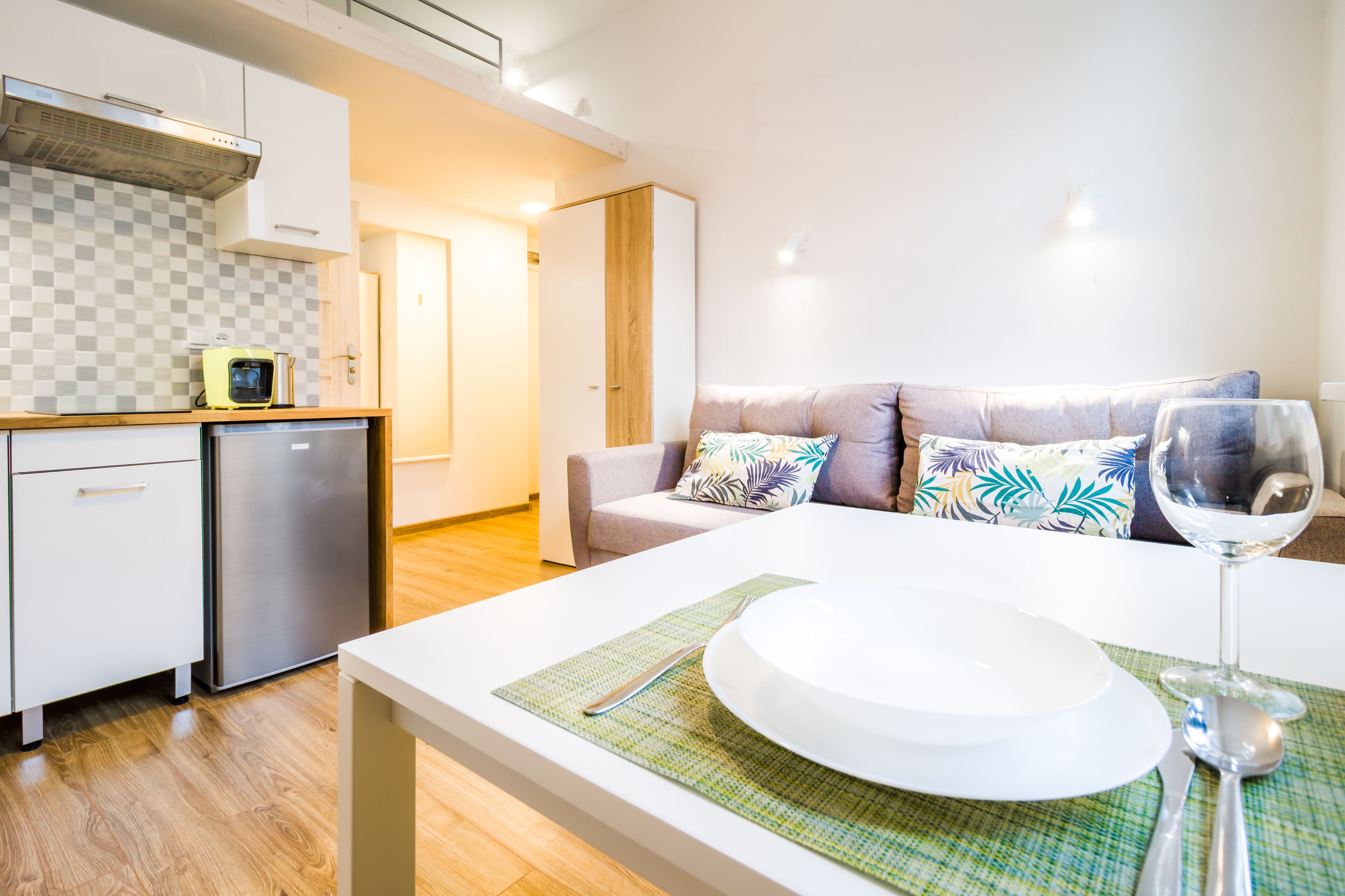 Estudi en suite econòmic | Sala d'estar | Televisor intel·ligent de 42 polzades amb canals digitals i televisor 