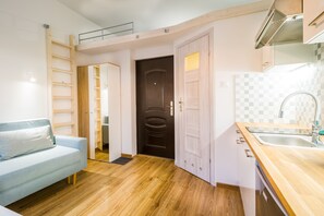 Economy-Studiosuite | Wohnbereich | 42-Zoll-Smart-TV mit Digitalempfang, Fernseher