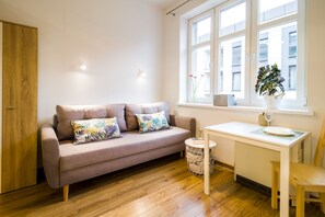 Economy Studio Suite | Living area | 42-inch Smart TV with digital channels, TV - Solna Atelier (Kraków)