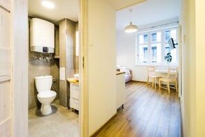 经济开间套房 | 起居区 | 42-英寸智能电视 （配备数码频道）、电视