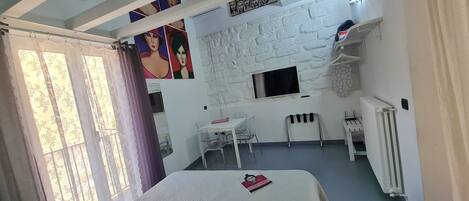 1 makuuhuone, työpöytä, äänieristys, silitysrauta/-lauta