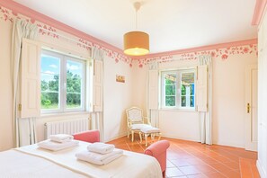 4 bedrooms, iron/ironing board, WiFi, bed sheets