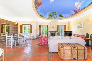 Smart-tv, pejs, dvd-afspiller, bordfodbold