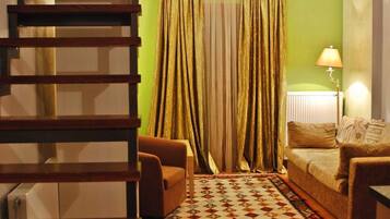 Appartement Duplex | Coin séjour | Télévision LCD de 32 pouces avec chaßnes numériques, télévision