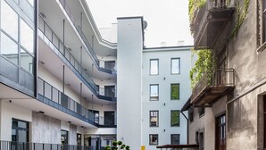 A modern building with multiple balconies, large windows, and a central courtyard. - Aparthotel Cracovia Residence (Kraków)