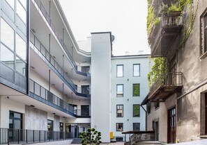 A modern building with multiple balconies, large windows, and a central courtyard. - Aparthotel Cracovia Residence (Kraków)