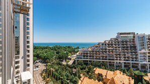 A high-rise building with a view of the sea and surrounding greenery. - Rai Apartments (Odesa)