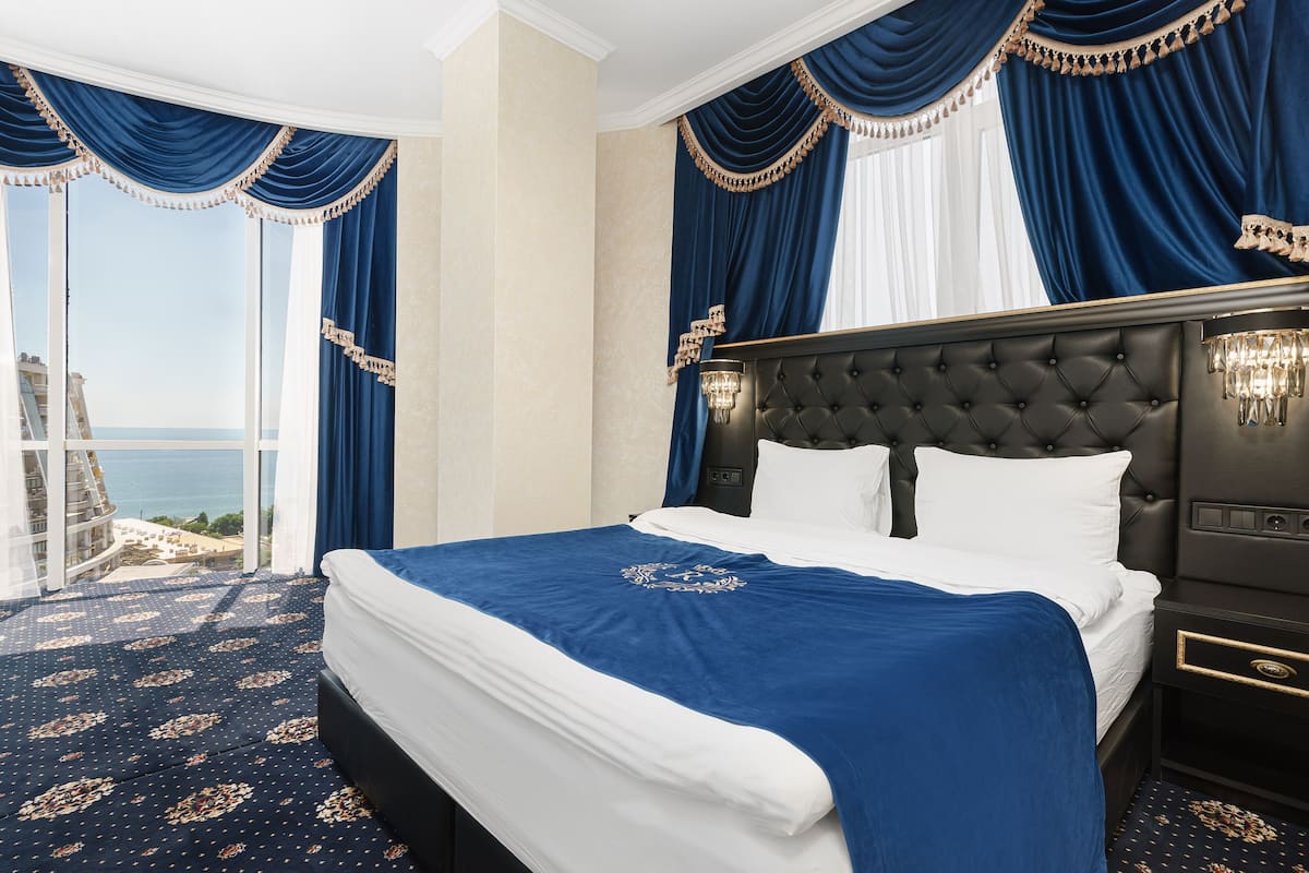 Comfort Room | In-room safe, iron/ironing board (on request), WiFi (free), bed sheets