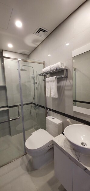 Dusche, Regendusche, Haartrockner, Hausschuhe